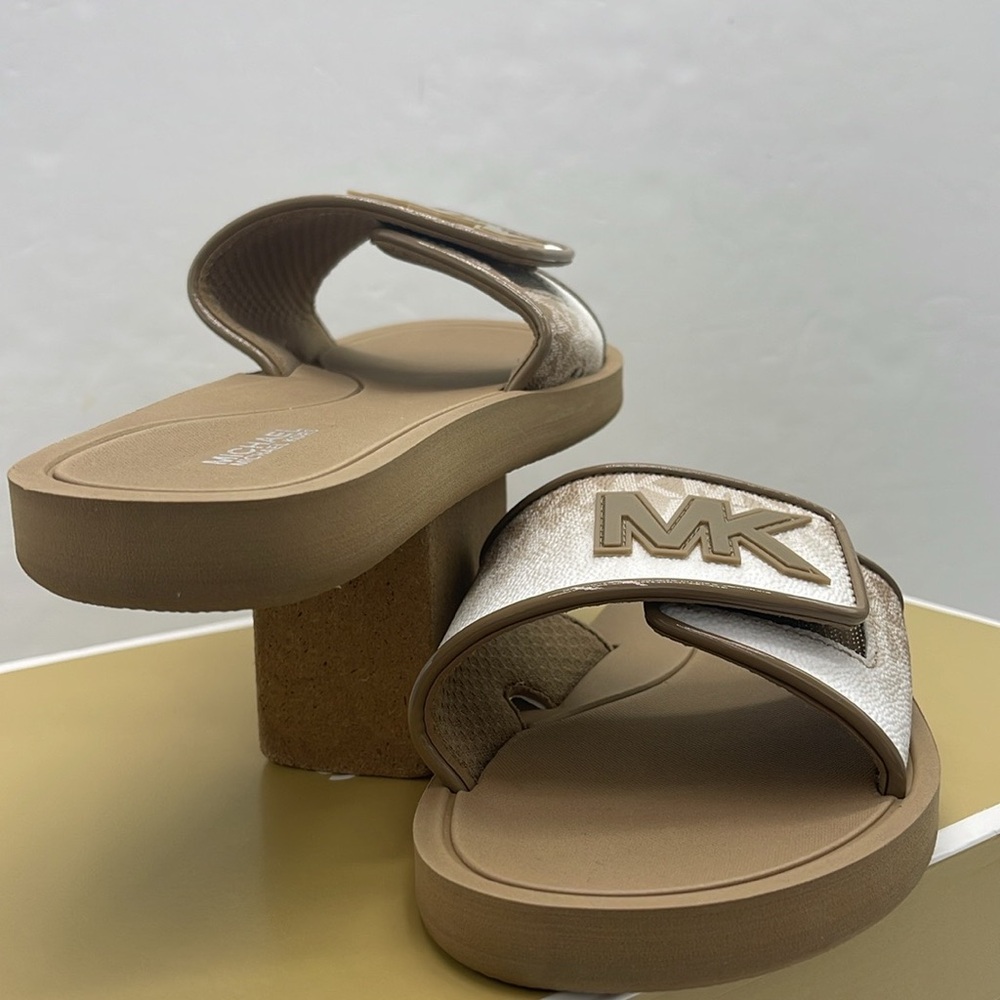 Michael Kors Slide Logo Sandals Palmer Ombré Signature
Husk 
NWT - Picture 9 of 16